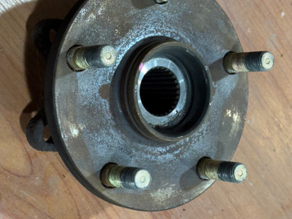 Ступица передняя левая GDB